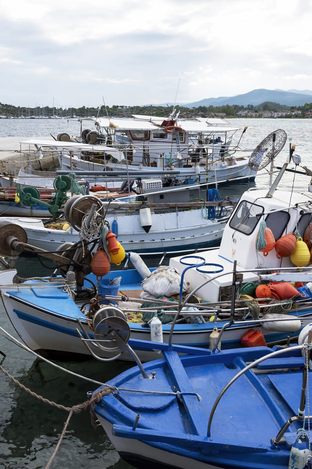 moored-boats-with-lots-fishing-accessories-sea-port-aegean-sea (1)